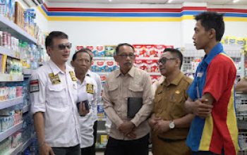 DPRD Kotabaru dan Diskoperindag melakukan sidak minimarket terkait kelangkaan susu UHT putih di Kotabaru.