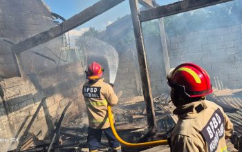 Petugas pemadam kebakaran memadamkan kebakaran bekas kandang puyuh di Berbah, Sleman.