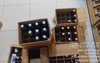 Barang bukti puluhan botol miras hasil penggerebekan outlet ilegal di Kasihan Bantul.