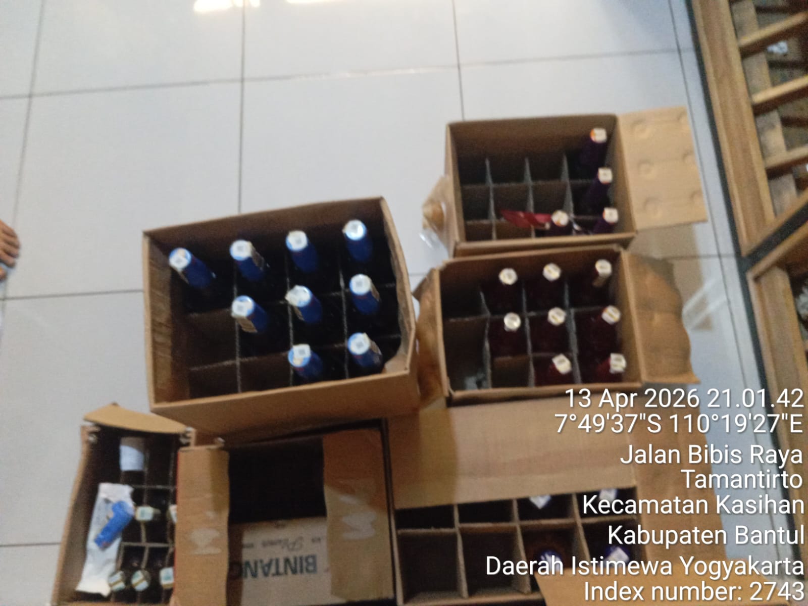 Barang bukti puluhan botol miras hasil penggerebekan outlet ilegal di Kasihan Bantul.