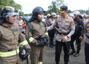 Kapolres Tabalong memeriksa personel dan perlengkapan saat apel kesiapsiagaan karhutla di Tabalong.