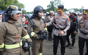 Kapolres Tabalong memeriksa personel dan perlengkapan saat apel kesiapsiagaan karhutla di Tabalong.