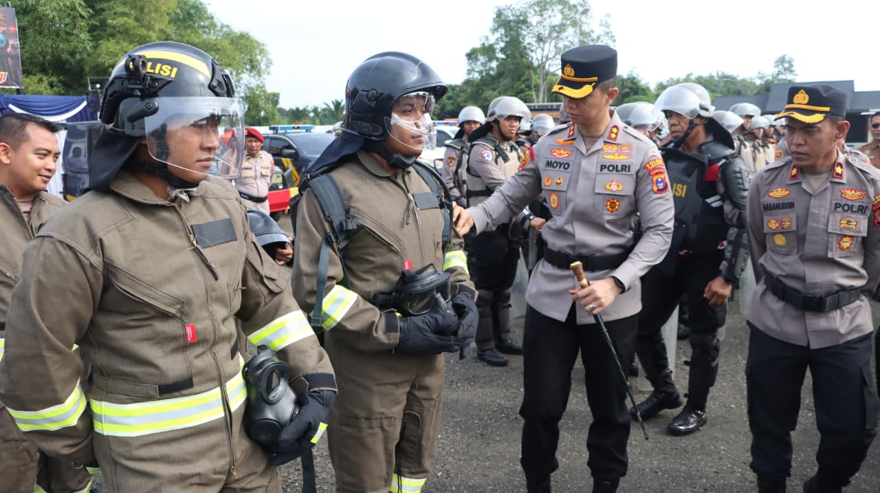 Kapolres Tabalong memeriksa personel dan perlengkapan saat apel kesiapsiagaan karhutla di Tabalong.