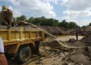 Truk dan pekerja berada di area penambangan pasir yang diduga ilegal di Kabupaten Bintan, Kepulauan Riau.