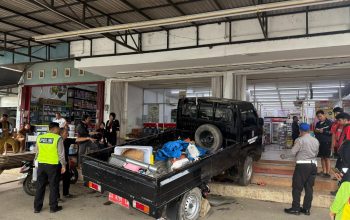Mobil pick up menabrak area parkir pertokoan di Pelaihari setelah hilang kendali saat menyalip truk.