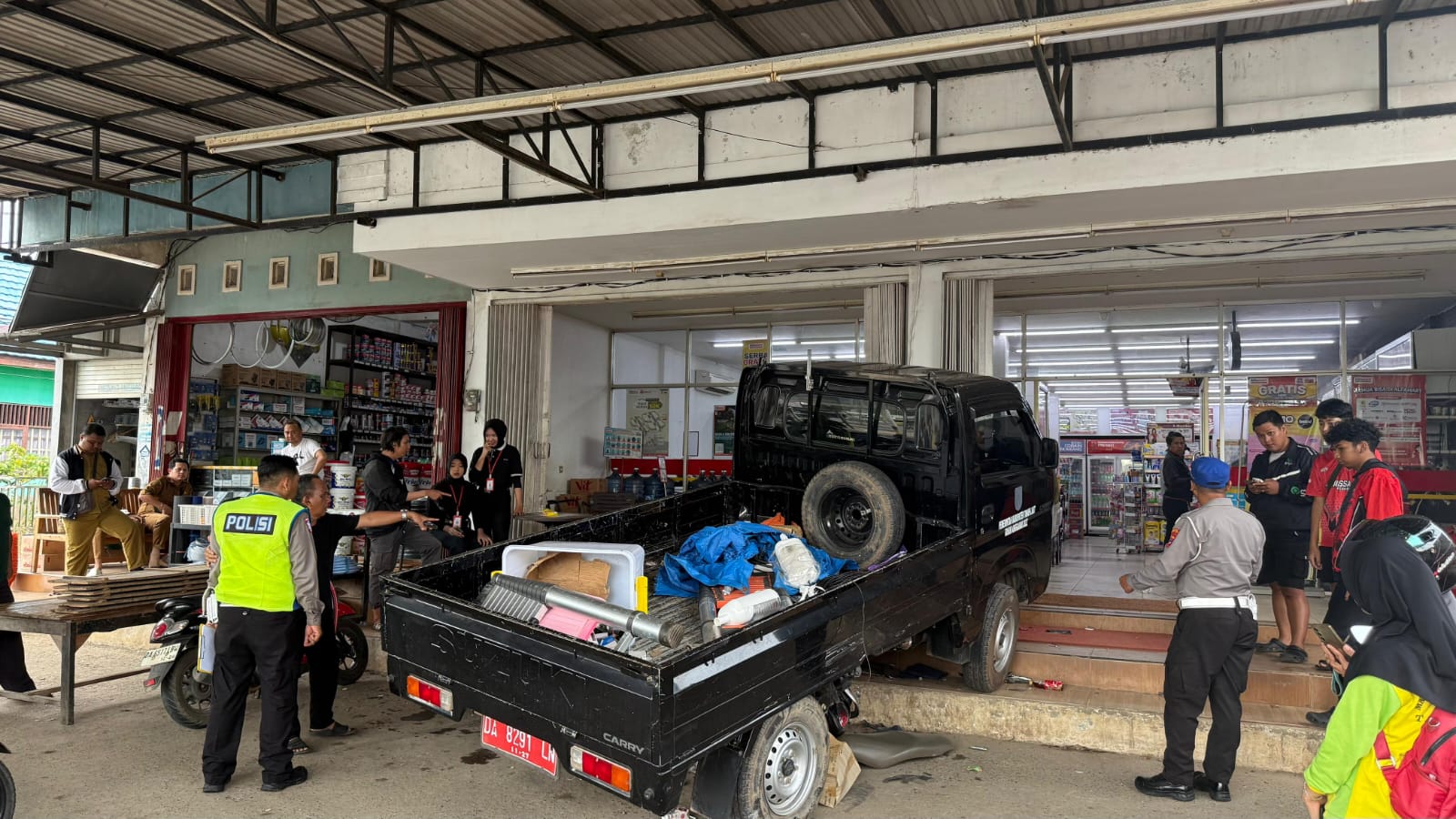 Mobil pick up menabrak area parkir pertokoan di Pelaihari setelah hilang kendali saat menyalip truk.