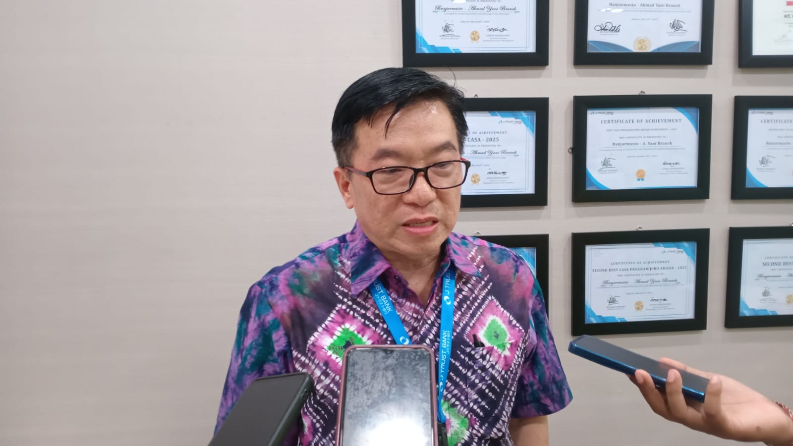 Pimpinan Cabang J Trust Bank Kalsel Joshua Thio menjelaskan pertumbuhan transaksi QRIS di Banjarmasin.