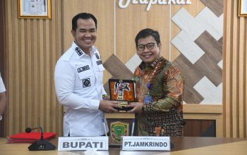 Bupati Pulang Pisau Ahmad Rifa’i dan PT Jamkrindo teken kerja sama penjaminan proyek pembangunan