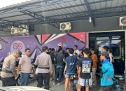 Polisi dan warga berkumpul di lokasi seorang remaja diamankan di Sewon, Bantul, karena diduga dalam pengaruh obat-obatan