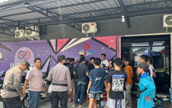 Polisi dan warga berkumpul di lokasi seorang remaja diamankan di Sewon, Bantul, karena diduga dalam pengaruh obat-obatan