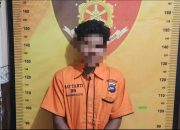 Seorang pria tersangka pencurian ponsel di Amuntai diamankan polisi dan berdiri di ruang identifikasi kepolisian.