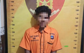 Seorang pria tersangka pencurian ponsel di Amuntai diamankan polisi dan berdiri di ruang identifikasi kepolisian.