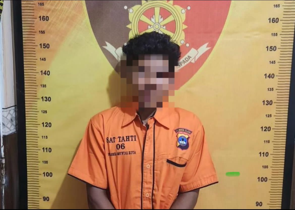Seorang pria tersangka pencurian ponsel di Amuntai diamankan polisi dan berdiri di ruang identifikasi kepolisian.