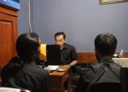 Penyidik Satresnarkoba Polres Bantul memeriksa seorang remaja di ruang pemeriksaan terkait dugaan penyalahgunaan obat terlarang.
