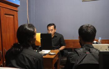 Penyidik Satresnarkoba Polres Bantul memeriksa seorang remaja di ruang pemeriksaan terkait dugaan penyalahgunaan obat terlarang.