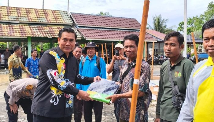 Pemkab Pulang Pisau Salurkan Sarpras Karhutla ke 12 Kelompok Masyarakat Peduli Api