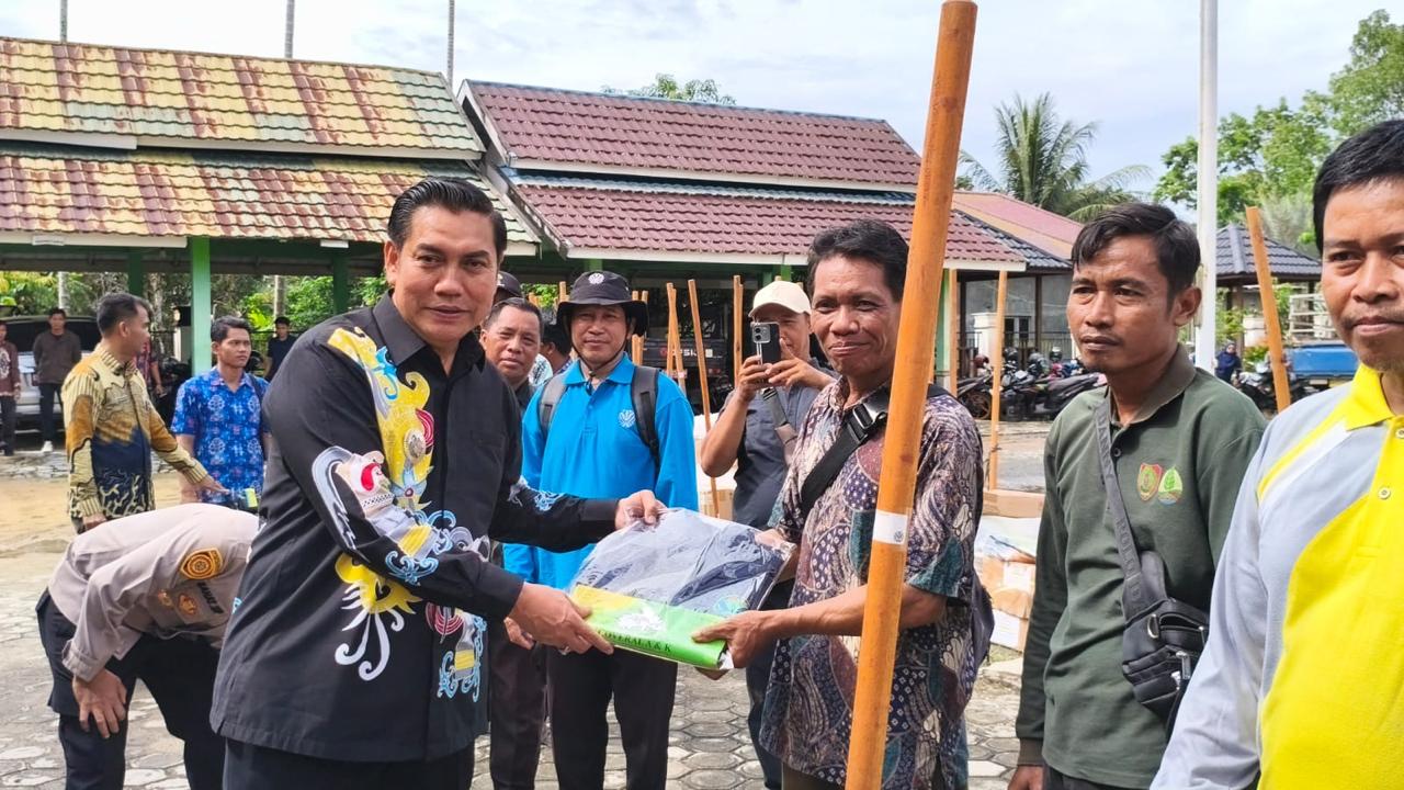 Wabup Pulang Pisau serahkan bantuan sarpras karhutla kepada Masyarakat Peduli Api