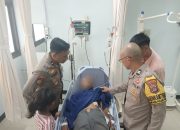 Anggota kepolisian berada di ruang perawatan rumah sakit saat menjenguk korban penusukan di Pasar Tanjung, Tabalong.