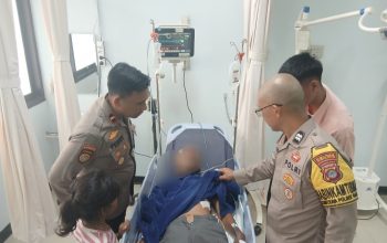 Anggota kepolisian berada di ruang perawatan rumah sakit saat menjenguk korban penusukan di Pasar Tanjung, Tabalong.