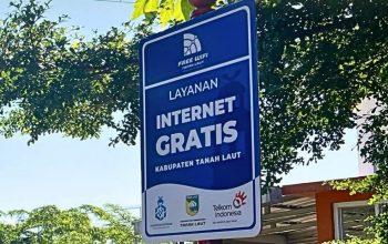 Papan layanan WiFi gratis di ruang publik Kabupaten Tanah Laut