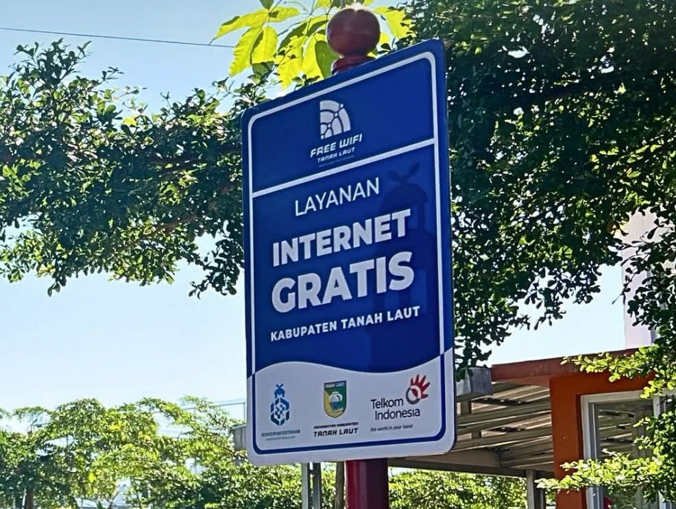 Papan layanan WiFi gratis di ruang publik Kabupaten Tanah Laut