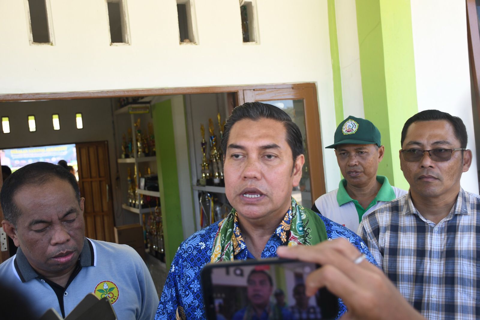 Wakil Bupati Pulang Pisau memberikan keterangan terkait kegiatan Aksi Bergizi di sekolah