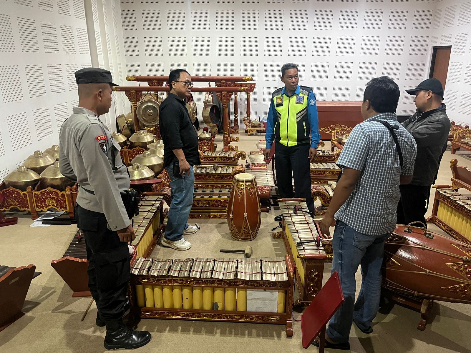 Polisi memeriksa ruang gamelan di Fakultas Ilmu Budaya UGM setelah tujuh bilah gamelan jenis demung dilaporkan hilang akibat pencurian.