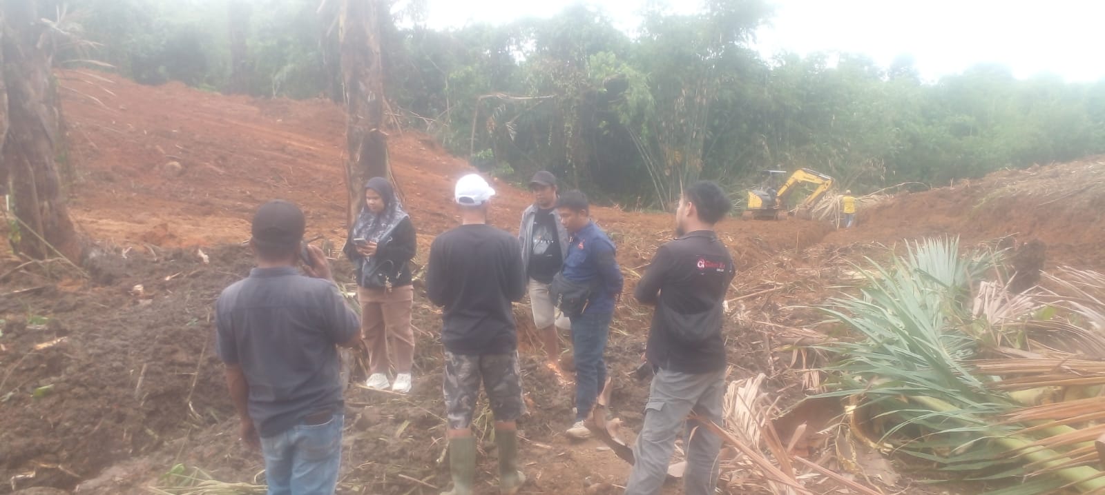 Pembangunan jalan tani dan waduk di Desa Sarang Tiung Kotabaru melalui lahan hibah warga