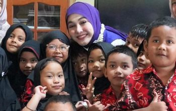 Dian Rahmat bersama anak-anak saat peninjauan program makan bergizi gratis di Tanah Laut