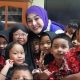 Dian Rahmat bersama anak-anak saat peninjauan program makan bergizi gratis di Tanah Laut