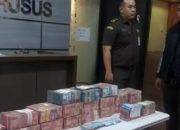 Tumpukan uang tunai miliaran rupiah ditampilkan penyidik Kejati Jawa Timur sebagai barang bukti kasus pungli izin tambang.