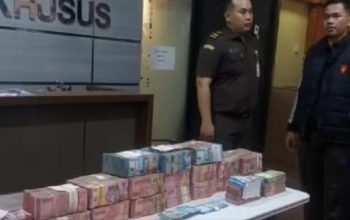 Tumpukan uang tunai miliaran rupiah ditampilkan penyidik Kejati Jawa Timur sebagai barang bukti kasus pungli izin tambang.