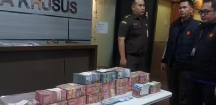 Tumpukan uang tunai miliaran rupiah ditampilkan penyidik Kejati Jawa Timur sebagai barang bukti kasus pungli izin tambang.