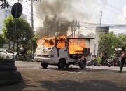 Mobil pikap penjual tahu bulat terbakar di jalan kawasan Umbulharjo, Yogyakarta, dengan kobaran api besar melahap kendaraan.