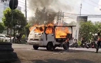 Mobil pikap penjual tahu bulat terbakar di jalan kawasan Umbulharjo, Yogyakarta, dengan kobaran api besar melahap kendaraan.