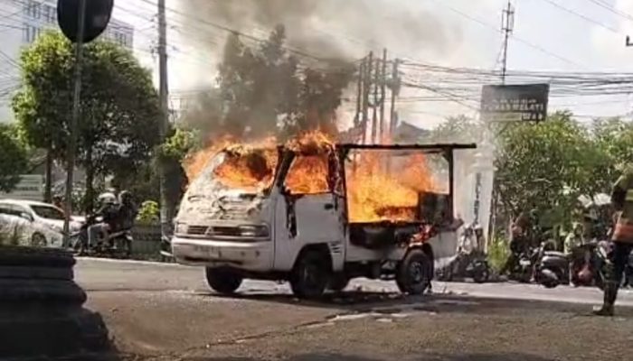 Mobil Penjual Tahu Bulat di Yogyakarta Terbakar