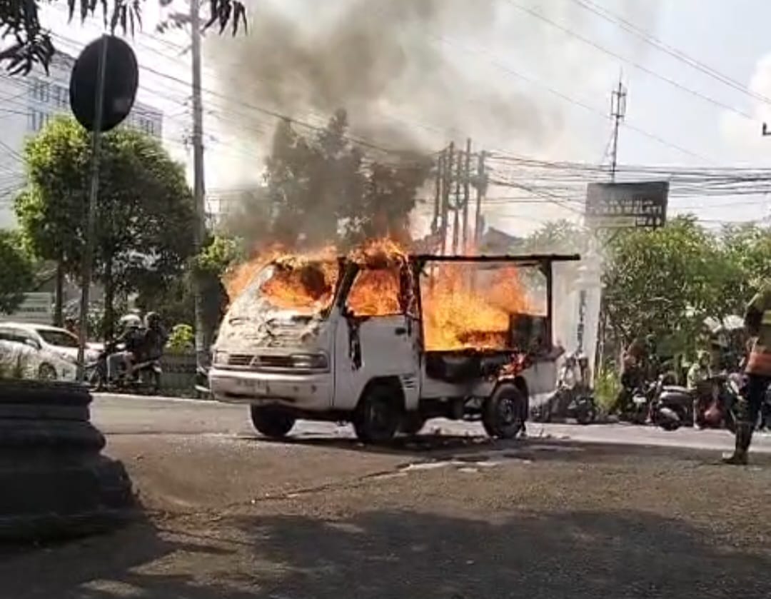 Mobil pikap penjual tahu bulat terbakar di jalan kawasan Umbulharjo, Yogyakarta, dengan kobaran api besar melahap kendaraan.