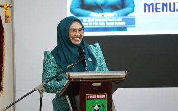 Ketua TP PKK Tanah Bumbu Andi Irmayani Rudi Latif saat pelatihan kader PKK di Batulicin