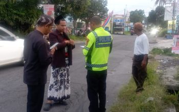 Polisi memeriksa lokasi kecelakaan tabrak lari di Jalan Kaliurang, Sleman, yang menewaskan seorang dosen lansia.