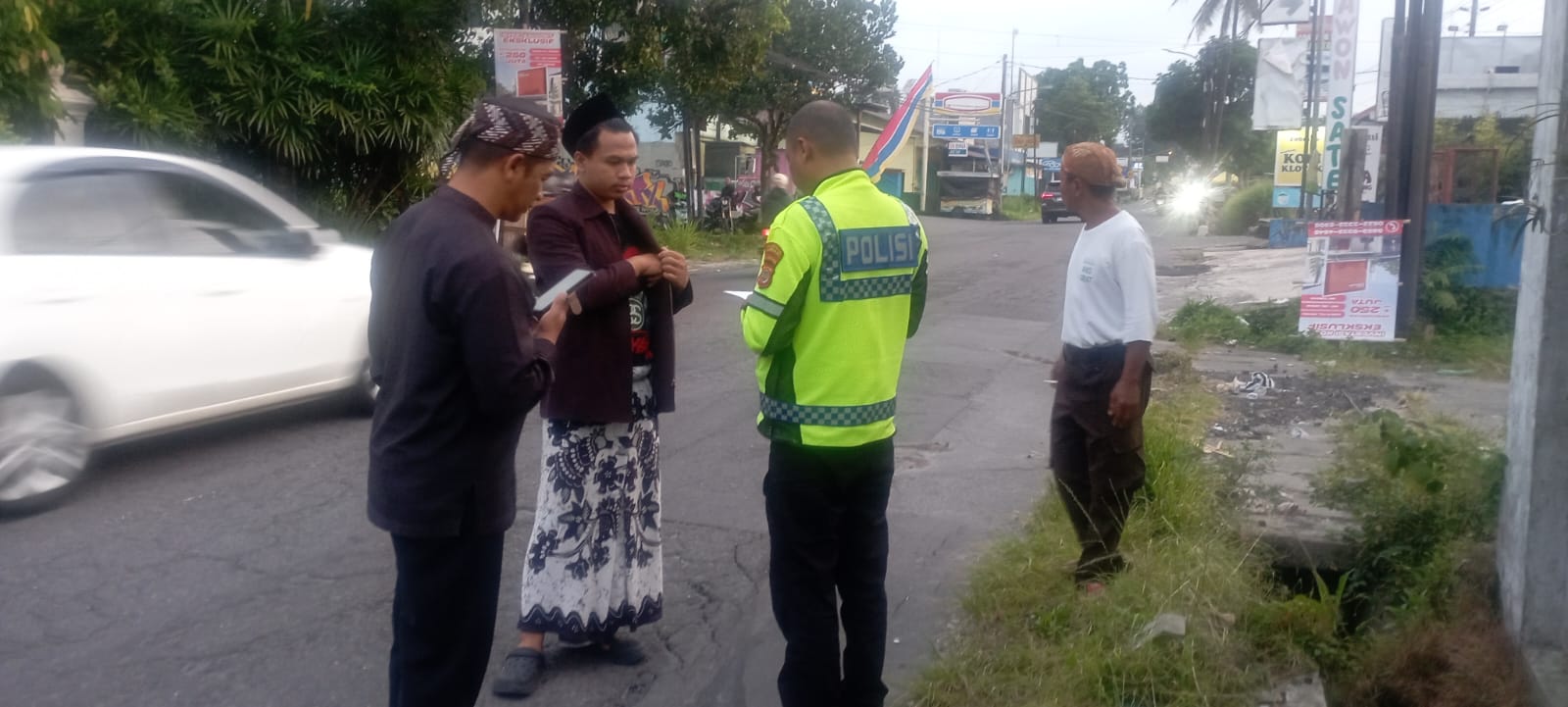 Polisi memeriksa lokasi kecelakaan tabrak lari di Jalan Kaliurang, Sleman, yang menewaskan seorang dosen lansia.