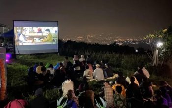Kegiatan Rekreasinema Sinem Batu Adem menayangkan film karya anak Batu di Kota Batu