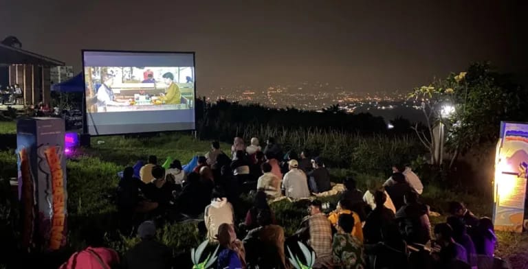 Kegiatan Rekreasinema Sinem Batu Adem menayangkan film karya anak Batu di Kota Batu