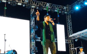 Vokalis Band Lyric tampil di Pantai Pagatan Kusan Hilir Tanah Bumbu malam hari