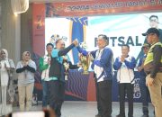 Momen penyerahan piala juara umum PORDA PERPAMSI 2026 kepada PT AM Bersujud Tanah Bumbu di acara penutupan.
