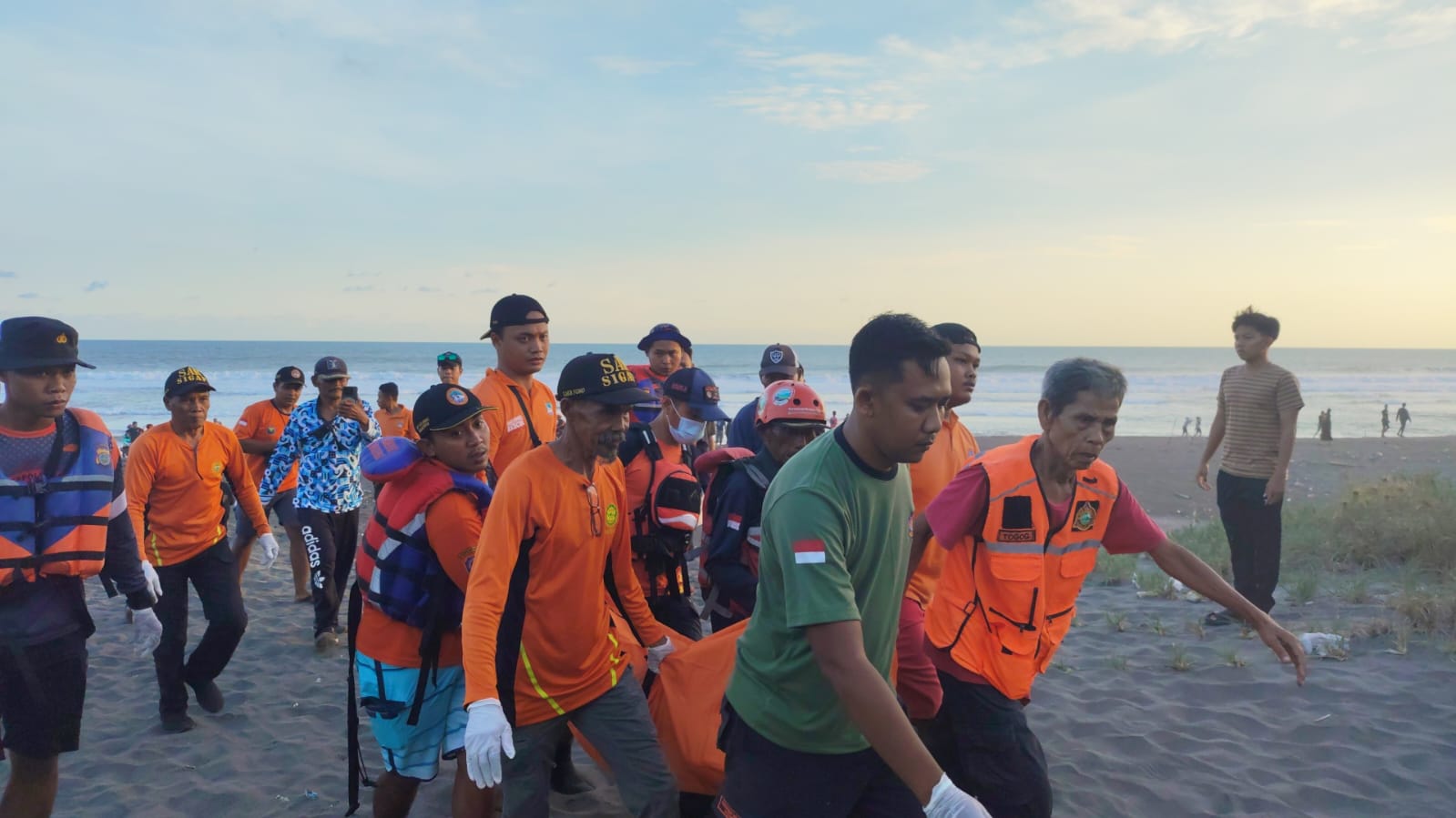 Evakuasi korban tenggelam oleh tim SAR di Pantai Parangtritis Bantul