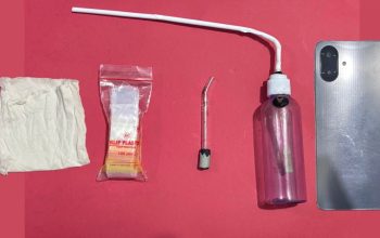 Barang bukti narkotika jenis sabu beserta alat hisap dan ponsel yang disita polisi dalam pengungkapan kasus narkoba di Tabalong.