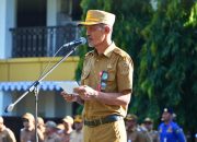 Kepala DKPP Tanah Laut M Kusri berbicara di podium saat apel gabungan memperkenalkan inovasi SIAP MELAUT di Pelaihari