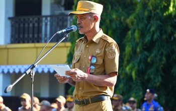 Kepala DKPP Tanah Laut M Kusri berbicara di podium saat apel gabungan memperkenalkan inovasi SIAP MELAUT di Pelaihari