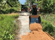 Personel TNI mendorong gerobak berisi material pasir dalam kegiatan rehabilitasi Jembatan Garuda di Desa Kampung Baru Tanah Bumbu