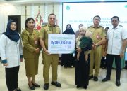 Pemkab Kapuas Salurkan Santunan Perlindungan Pekerja Rentan
